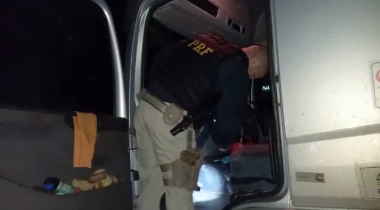O motorista se preparava para seguir viagem com destino a Santa Helena de Goiás, cerca de 55,7 quilômetros de onde ele foi parado pelos policiais (Foto: Reprodução/PRF)