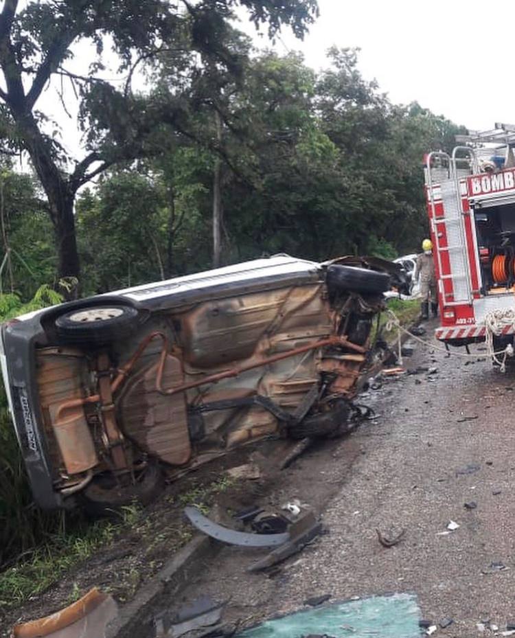 A chuva que atinge o estado neste sábado (6) causou o acidente entre dois carros, na BR-153, Zona Rural de Santa Teresa de Goiás (Foto: Reprodução / SAMU Poragantu)