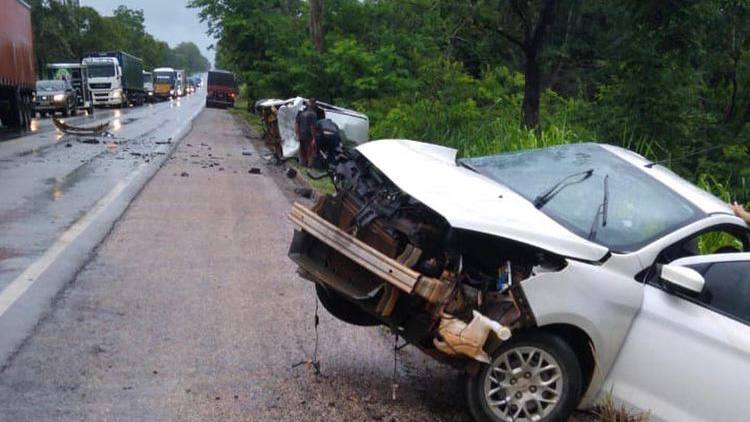 Acidente entre dois carros deixa três mortos e duas pessoas feridas na BR-153