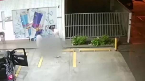 Antes de ser deixado morto em posto, jovem teria furtado bicicleta; vídeo