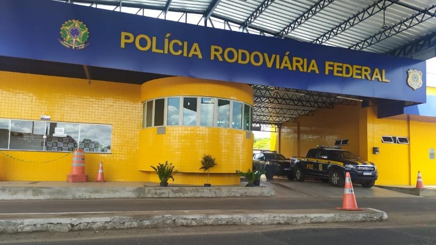 PRF apreende veículo irregular que transportava 11 pessoas e era conduzido por motorista inabilitado (Foto: PRF/ Divulgação)