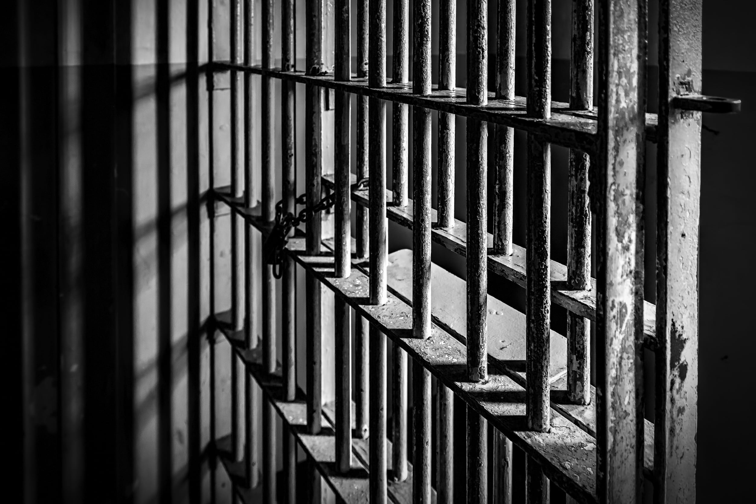 Justiça exige comprovante de endereço de moradora de rua, em Trindade