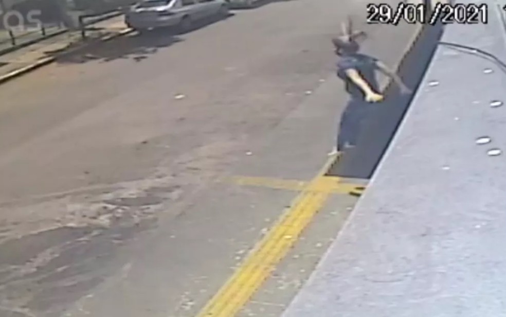 Mulher que pulou de prédio para não ser estuprada não movimenta as pernas