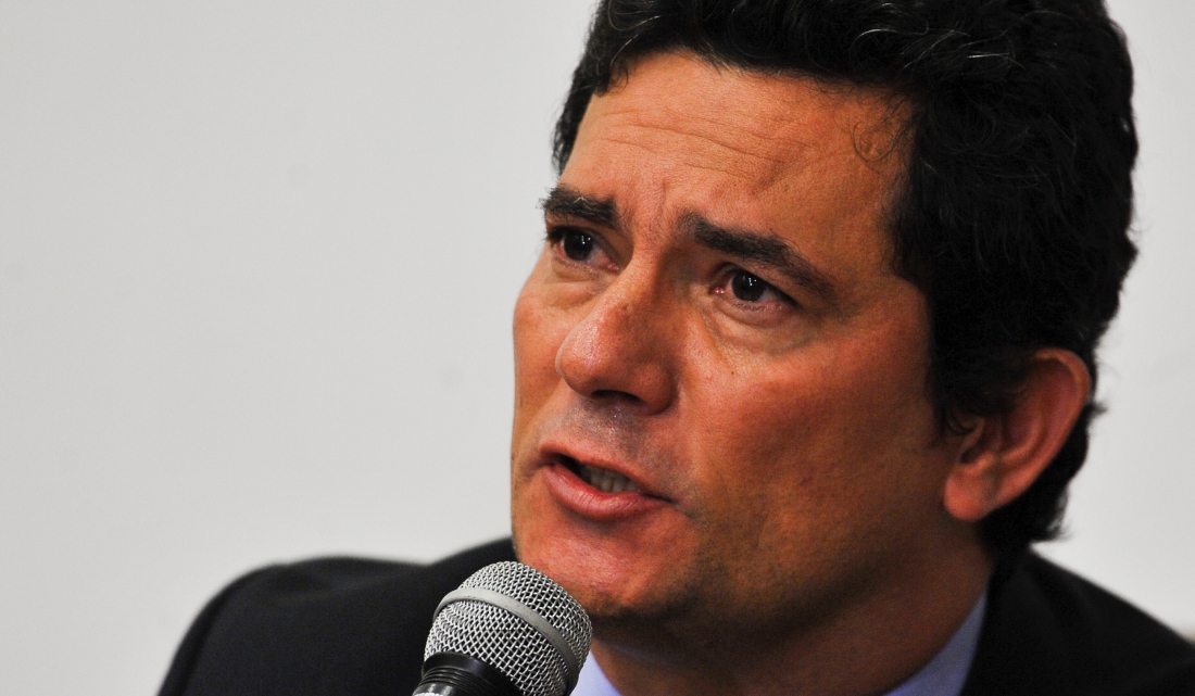 Há mais de 10 dias sem publicar, Moro sai em defesa de Fachin no Twitter