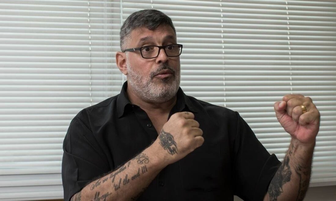 Após ajudar nas buscas, Alexandre Frota vai a sepultamento de vítimas de queda de helicóptero ex-deputado entrou na mata com facão na mão