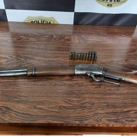 Mulher mantida em cárcere pede socorro a delegado durante programa de rádio