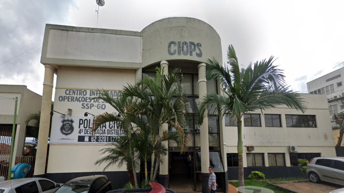 A suspeita teria dito que pegaria o dinheiro dentro de seu apartamento, mas não voltou