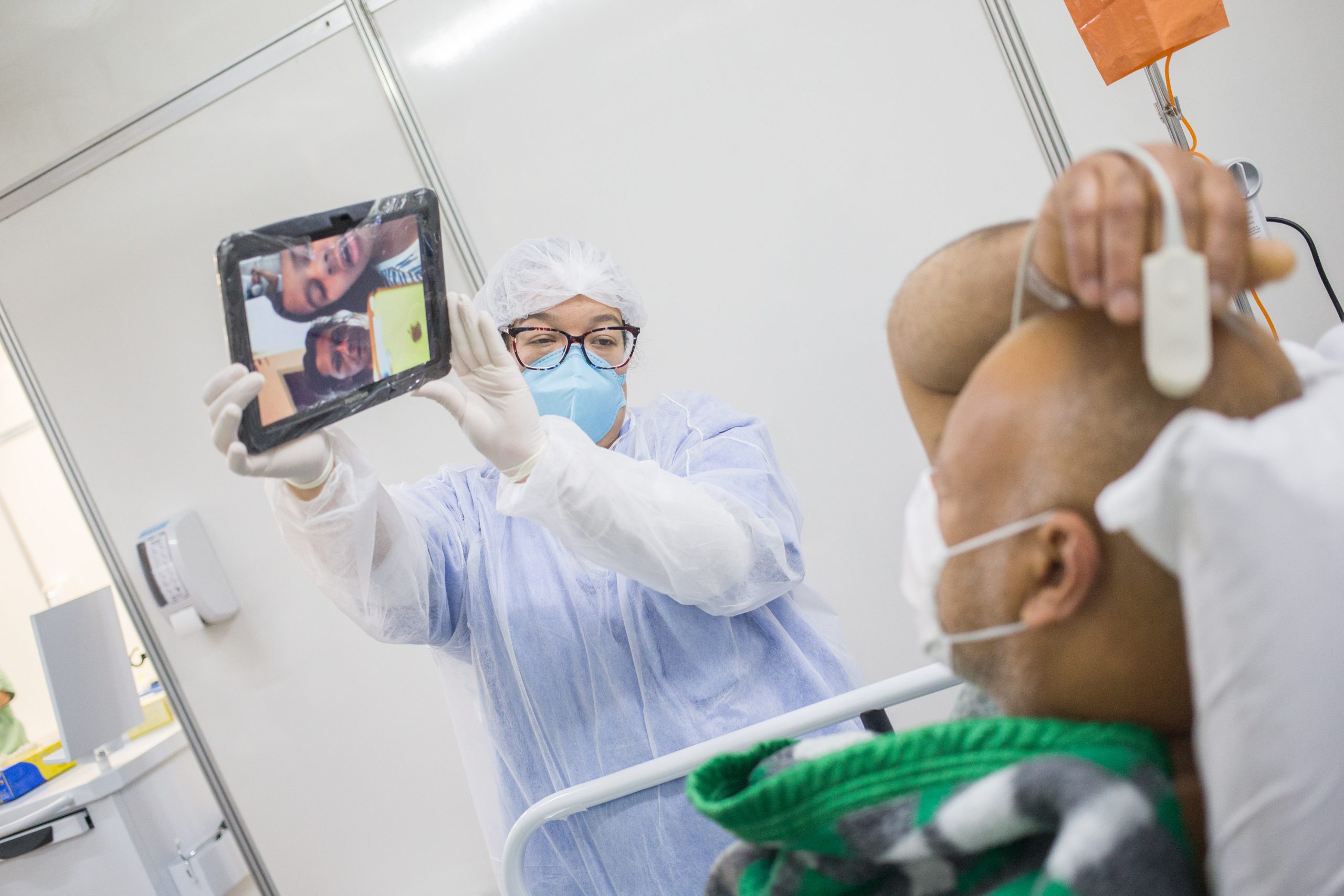 Por Trás das Máscaras