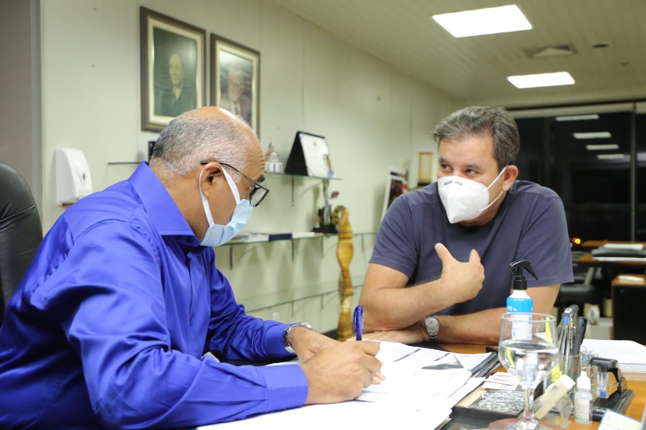 Prefeito Rogério Cruz recebe vereador Clécio Alves em seu gabinete no Paço Municipal