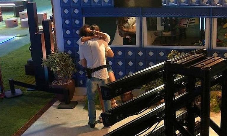BBB 21: Festa tem beijo de Fiuk e Thaís e desânimo de Arthur com Carla