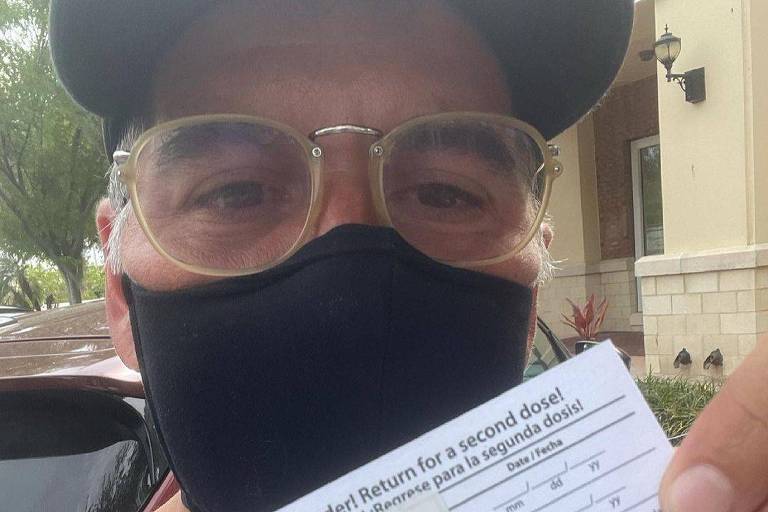 Leandro Hassum se vacina nos EUA e lamenta que mãe não foi imunizada no Brasil