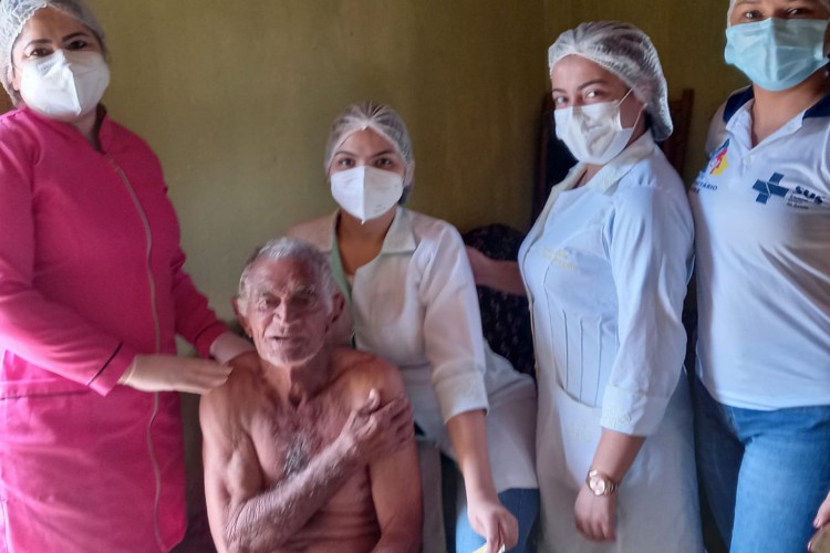 Enfermeira cria 'caminhos de pedras' para veículo passar e vacinar idosos; vídeo