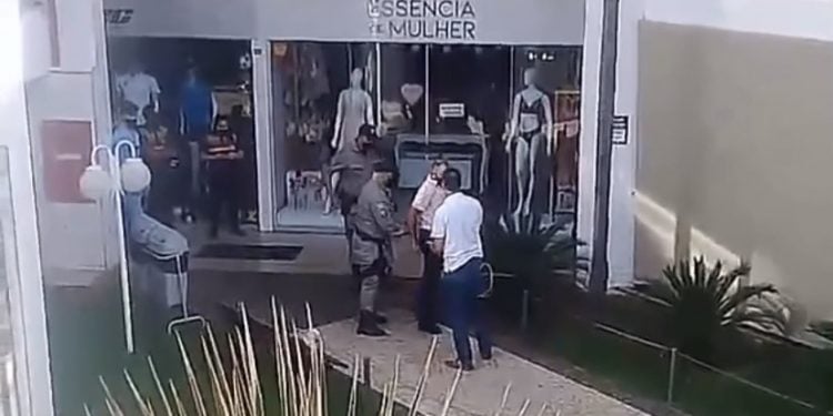 Preso suspeito de invadir banheiro para olhar partes íntimas de mulheres