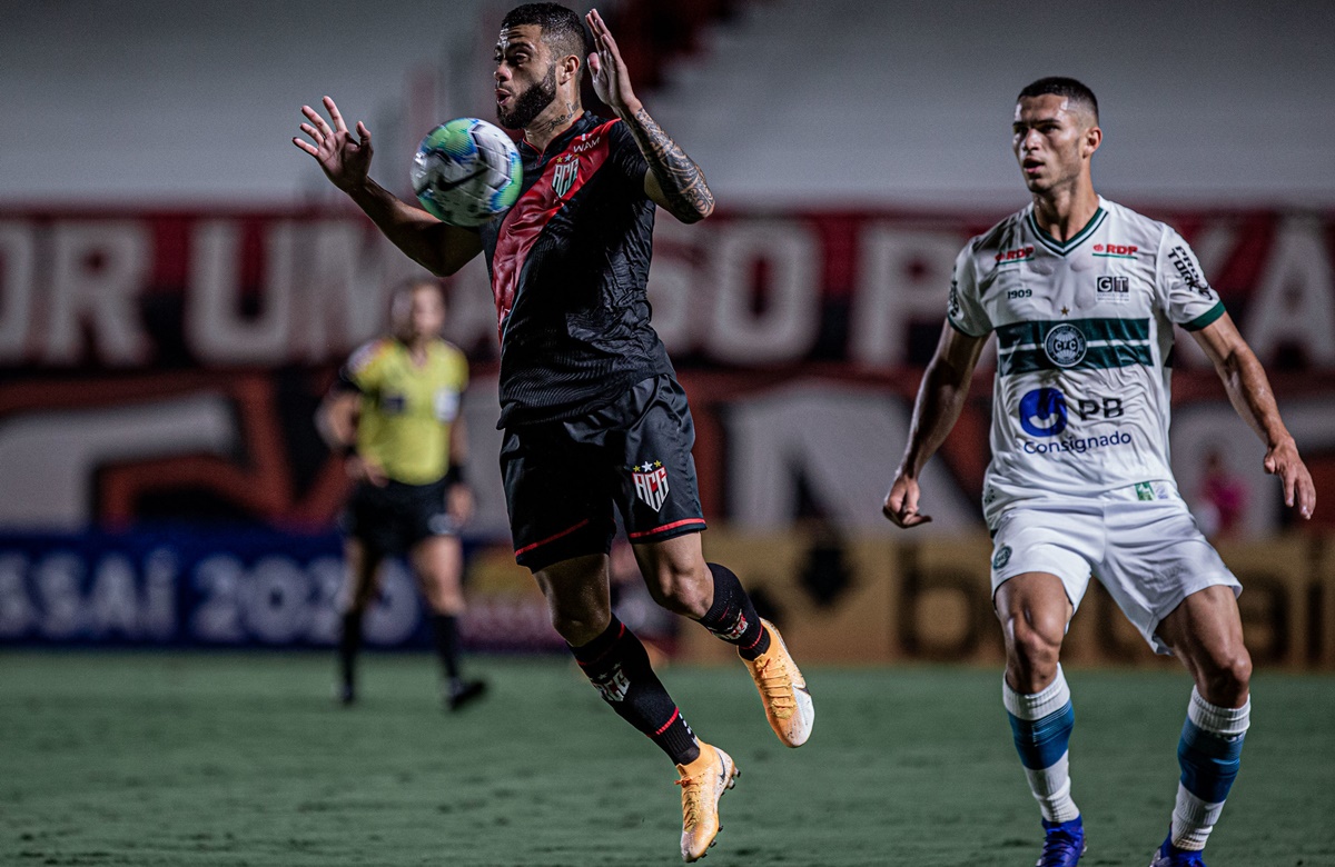 Wellington Rato (esquerda) durante partida pela Série A. Foto: Heber Gomes/ACG
