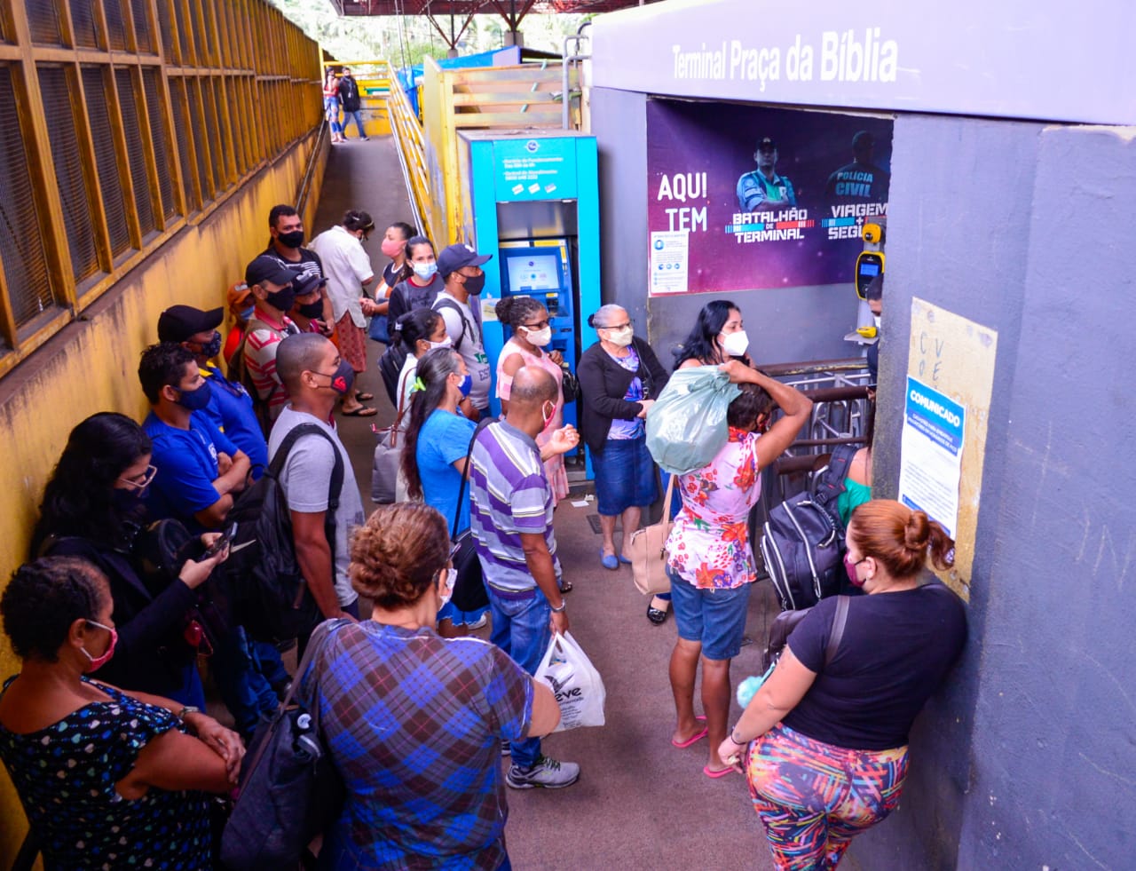 Trabalhadores enfretam dificuldades para entrar nos terminais mesmo tendo realizado o cadastro prioritário. (Foto: Jucimar de Sousa/Mais Goiás)