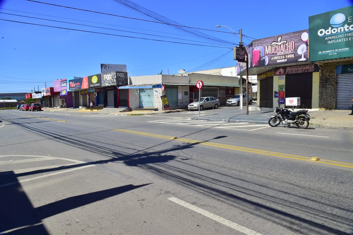 As principais avenidas comerciais de Aparecida de Goiânia amanheceram com as portas fechadas neste sábado (27). (Foto: Rodrigo Estrela)