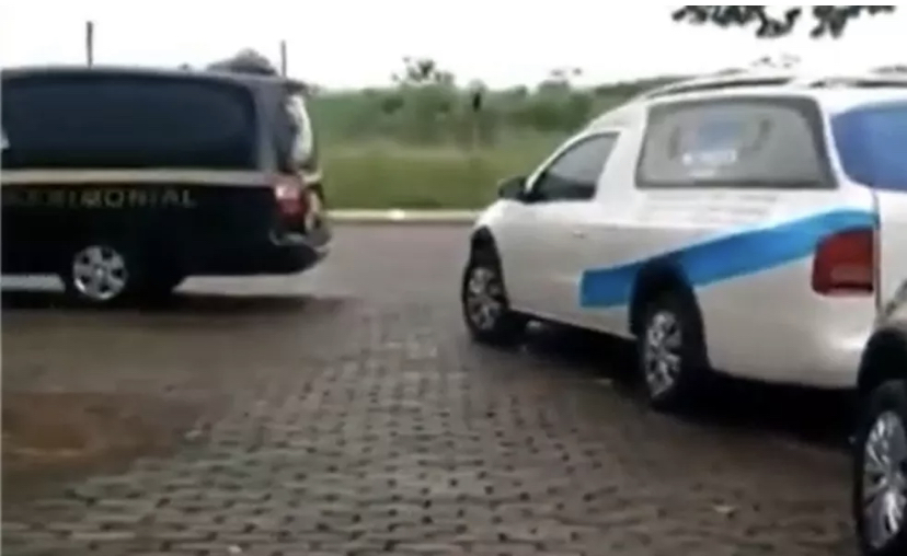 Carros funerários fazem fila com corpos de vítimas da Covid-19 em porta de cemitério de Goiânia — Foto: Reprodução/TV Anhanguera