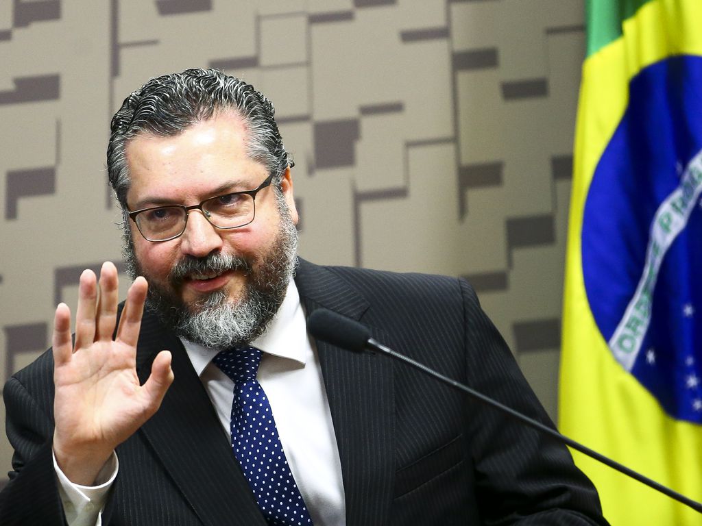 Ernesto sabia atuar de forma técnica, mas optou por ideologizar pasta, diz jurista
