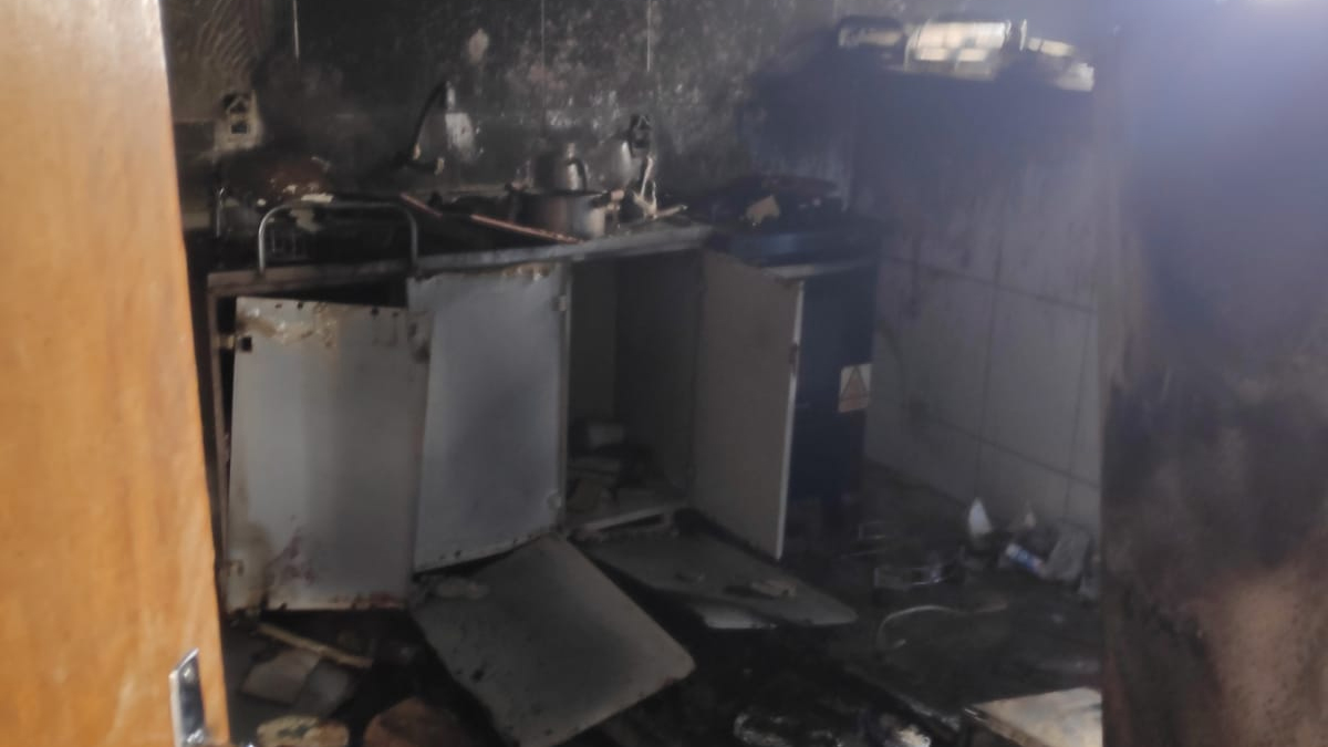 Bombeiros controlam incêndio em prédio no setor dos Afonsos, em Aparecida