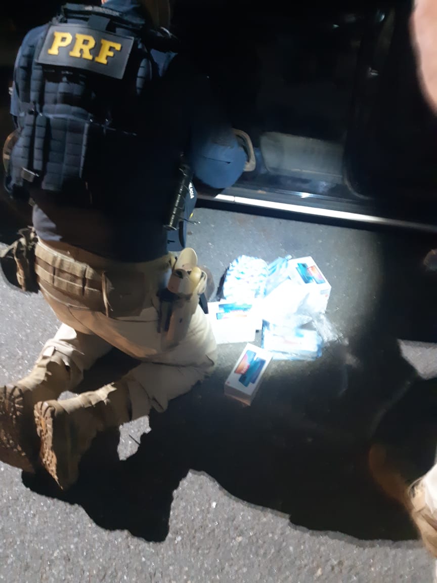 Durante a busca foram encontrados quase cem aparelhos escondidos dentro da lataria do carro (Foto: Divulgação/PRF)