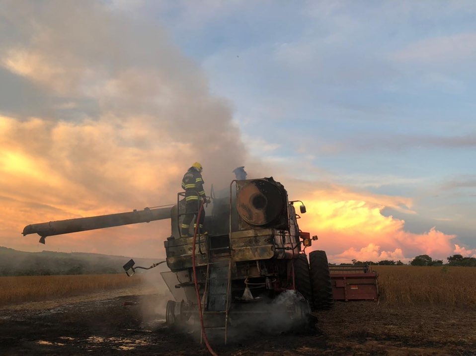 Incêndio aconteceu no fim da tarde do último domingo (20), na zona rural do município Rio Verde, no interior do estado