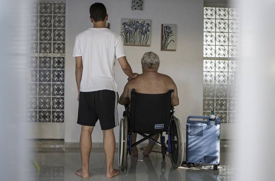 Covid-19 avança entre jovens e risco de contágio dentro de casa cresce