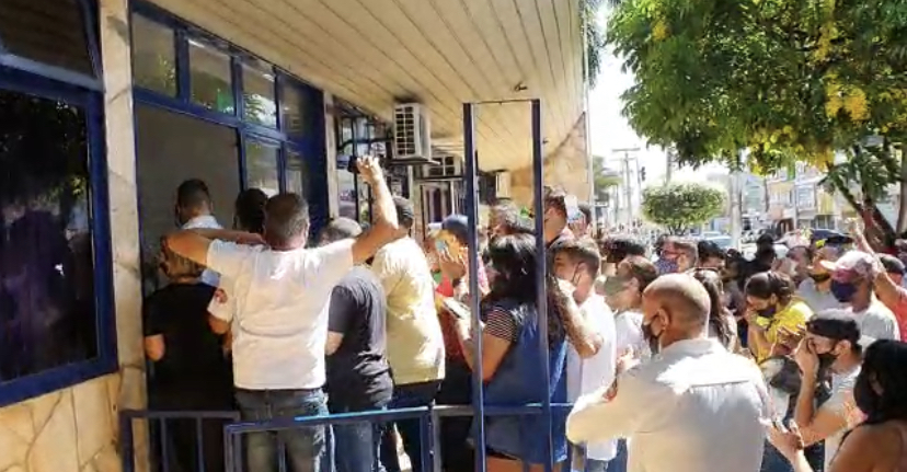 Empresários invadem prefeitura de Caldas Novas