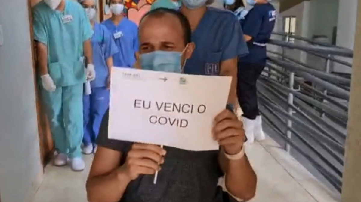 Alan relata que chegou a ser intubado para conseguir respirar melhor durante a internação e agradeceu o cuidado dos profissionais de saúde