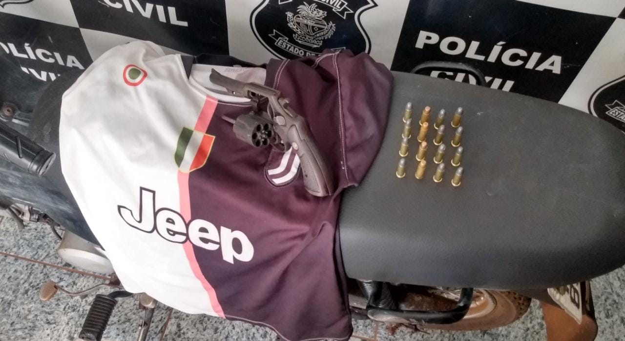 Depois do crime, os dois suspeitos teriam roubado a moto de um entregador para fugirem, fazendo ameaças com a mesma arma do homicídio (Foto: Divulgação/PC)