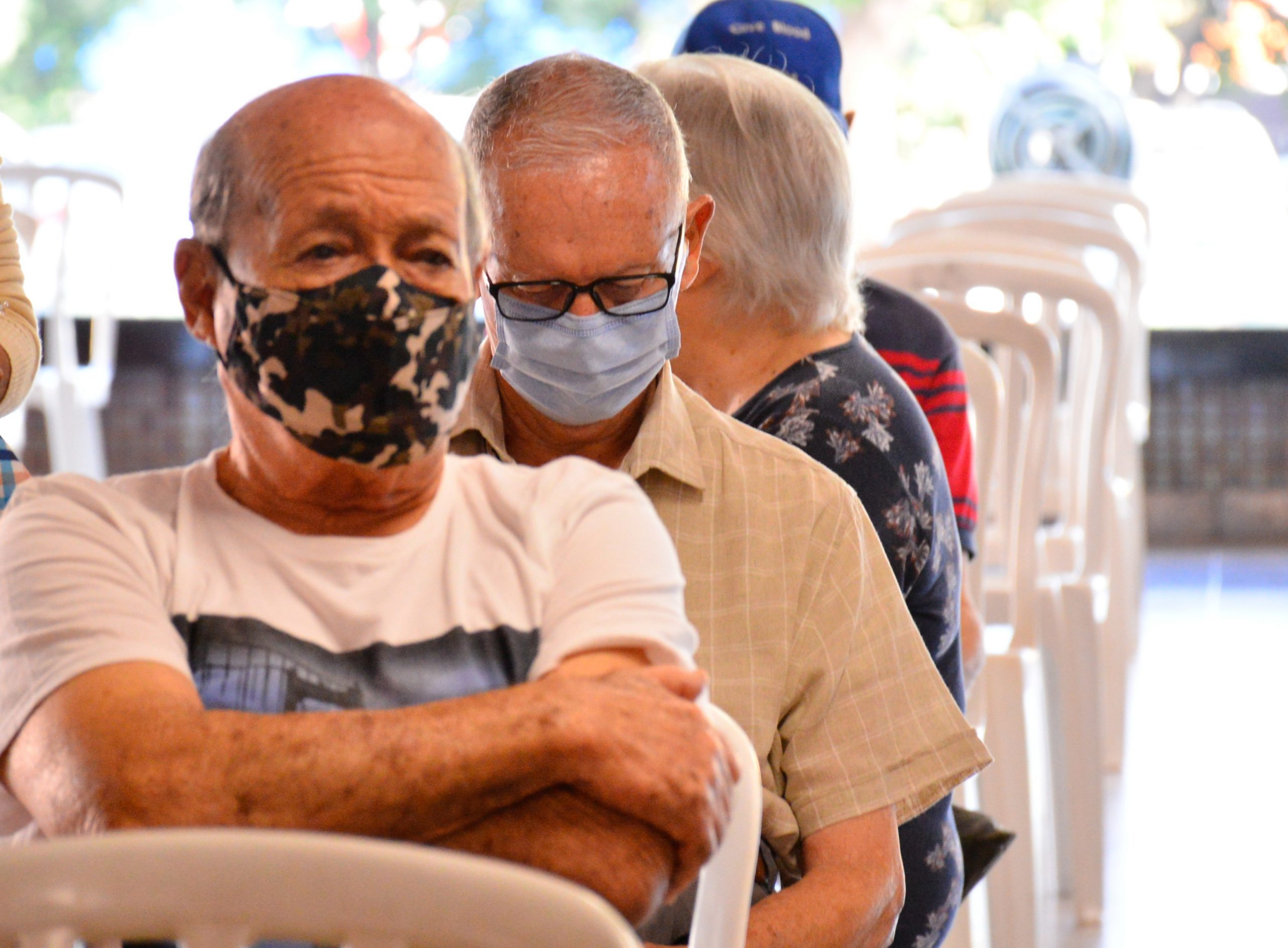 Idosos acima de 80 anos recebem segunda dose da Coronavac em Aparecida