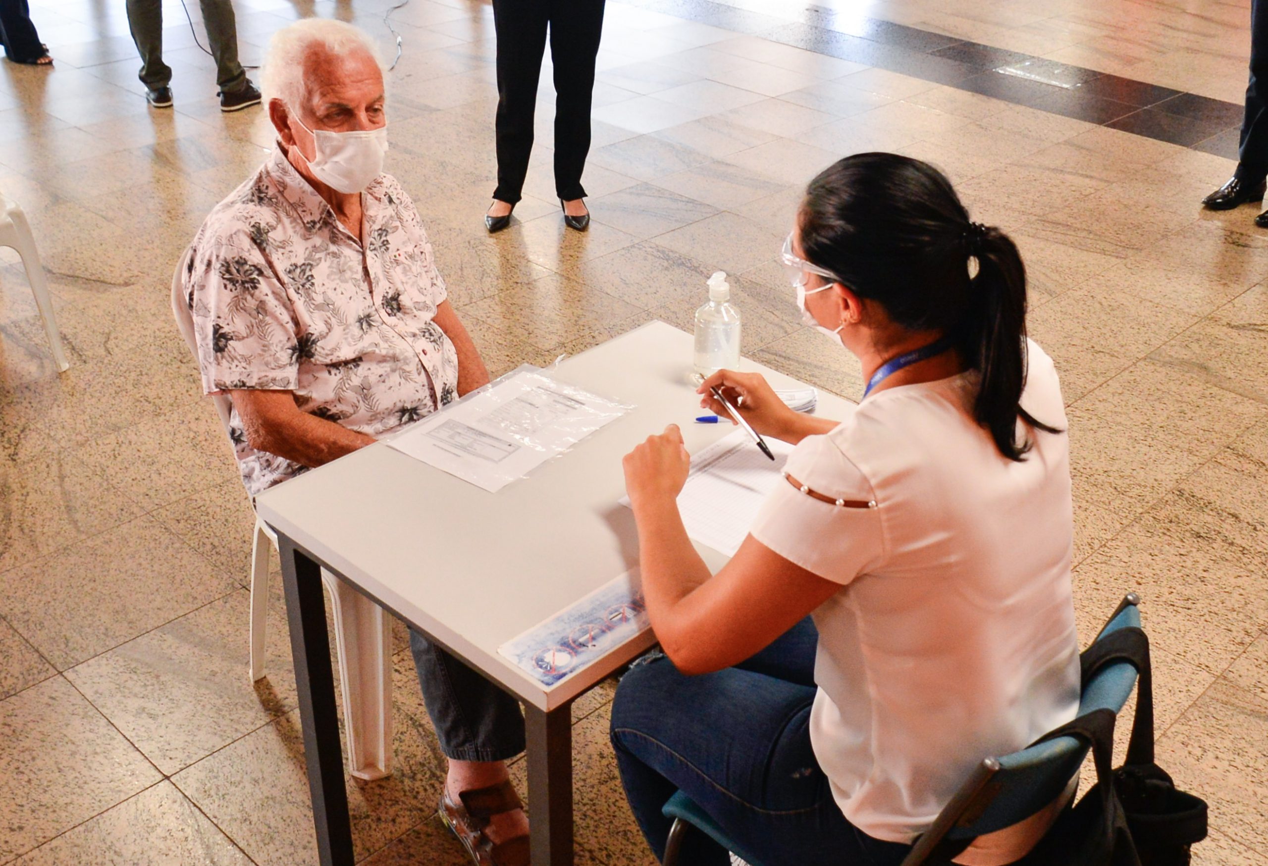 Idosos acima de 80 anos recebem segunda dose da Coronavac em Aparecida (Foto: Jucimar de Sousa / Mais Goiás)