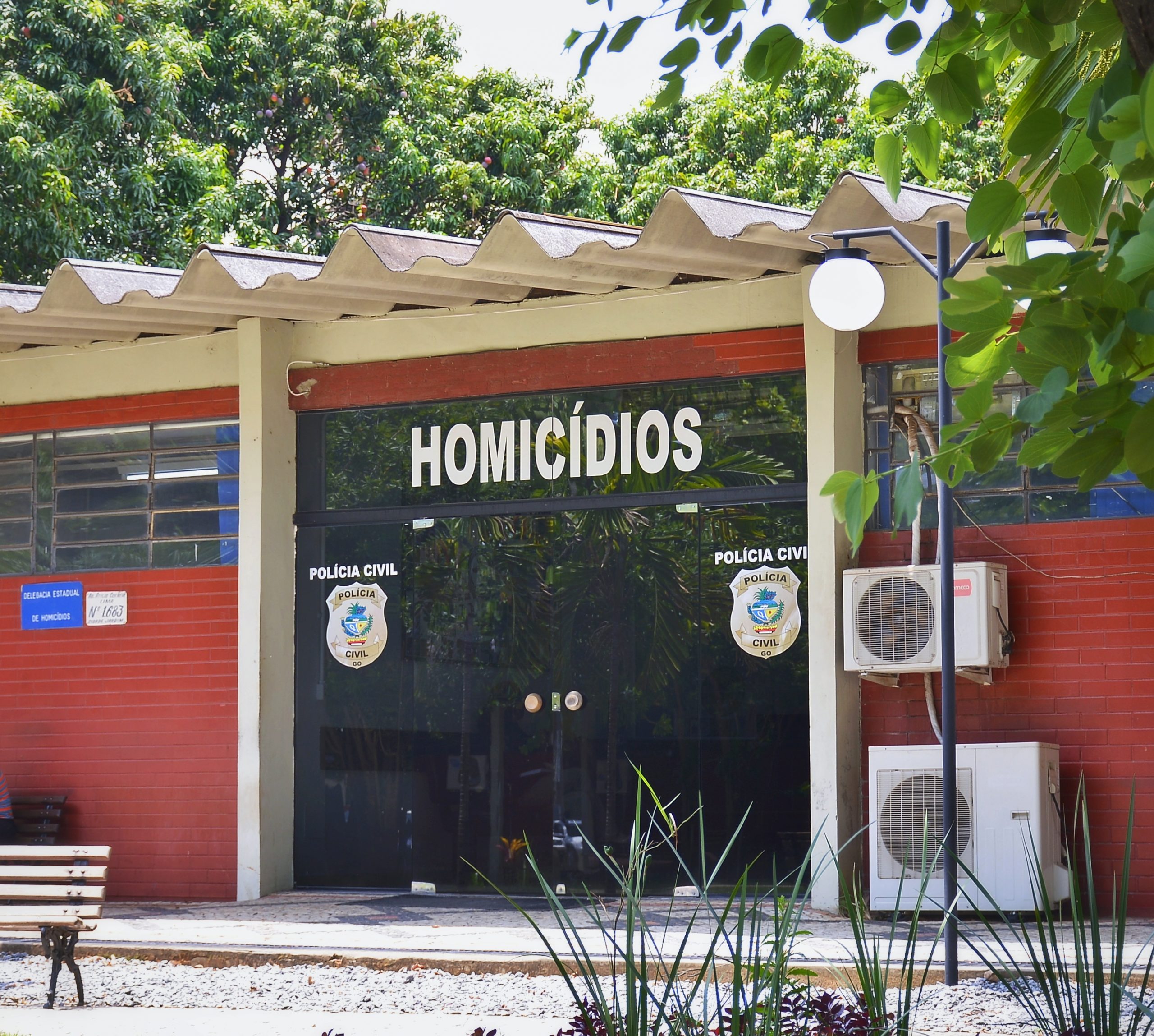 Presa mulher suspeita de assassinar companheiro a facadas para roubar dinheiro