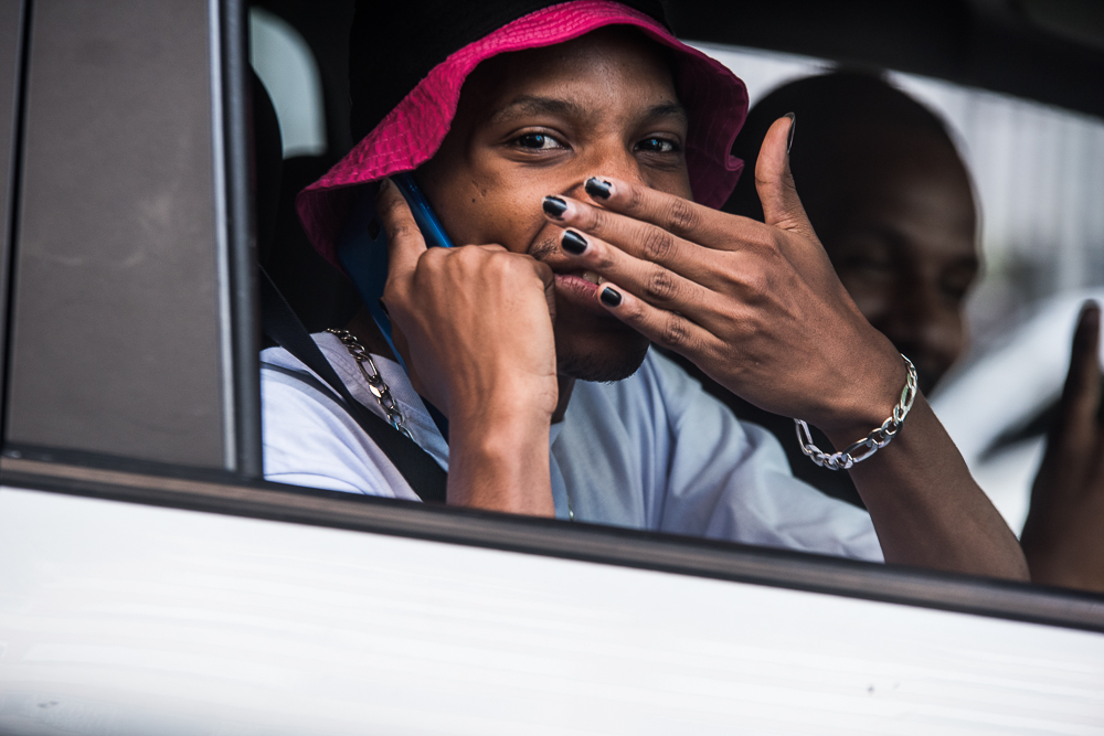 Lucas Penteado aparece de unhas pintadas em táxi na Avenida Paulista; fotos