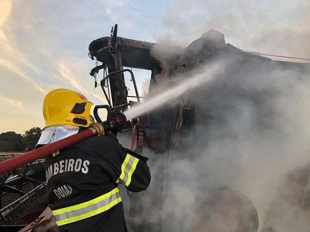 Incêndio aconteceu no fim da tarde do último domingo (20), na zona rural do município Rio Verde, no interior do estado