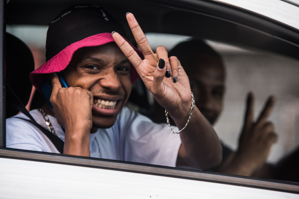 Lucas Penteado aparece de unhas pintadas em táxi na Avenida Paulista; fotos