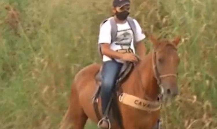 Montado em égua, aluno busca atividades em colégio de Luziânia