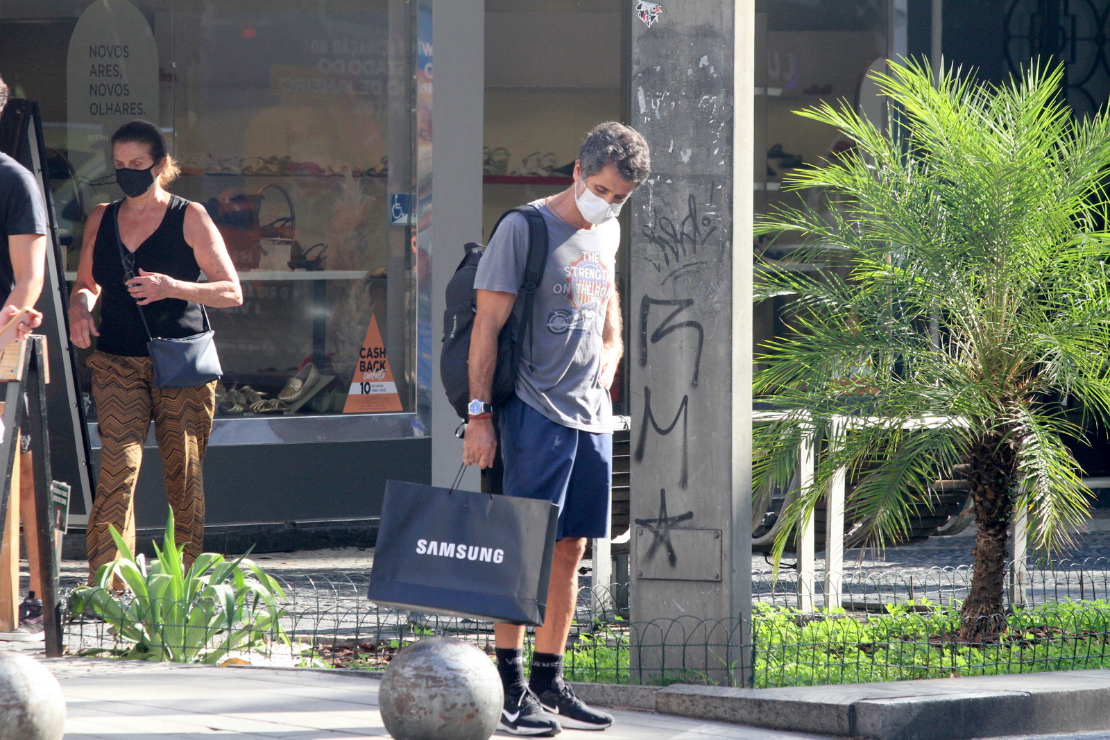 Eriberto Leão encontra Lavínia Vlasaka durante passeio no Leblon; fotos
