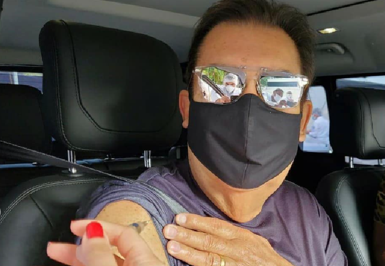 Faustão recebe primeira dose da vacina contra a Covid-19