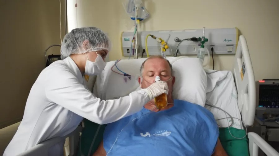 Após 27 dias internado com covid-19, paciente comemora alta com cerveja (Foto: Reprodução/Hospital Santo Antônio)
