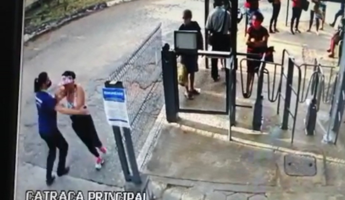Momento da agressão a uma funcionária do terminal Vila Brasília (Foto: Reprodução)
