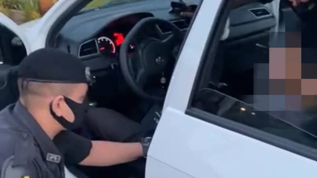 Quando os policiais chegaram, ele estava convulsionando e sem respirar, com a língua enrolada e em meio ao próprio vômito