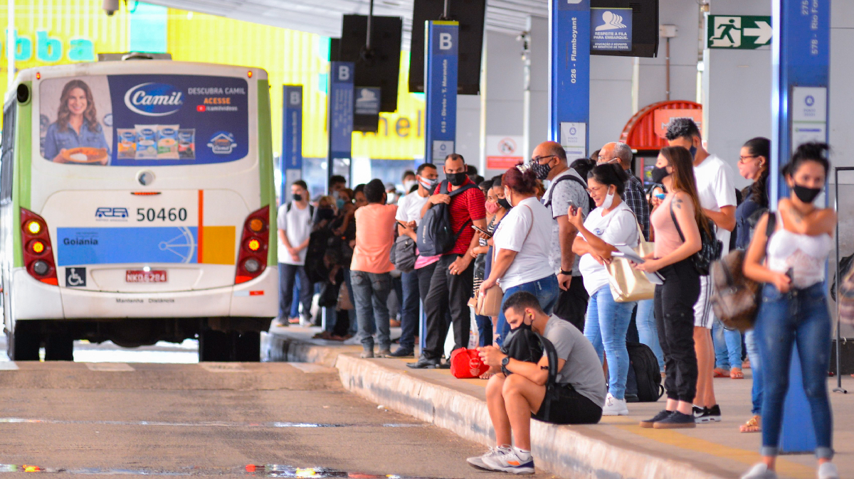 Trabalhadoras se veem na obrigação de trabalhar e enfrentam o risco de se contaminarem no transporte público, pois sem isso, podem passar fome