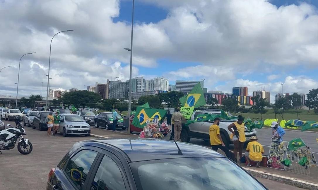 Apoiadores fazem carreata por aniversário de Bolsonaro em Brasília
