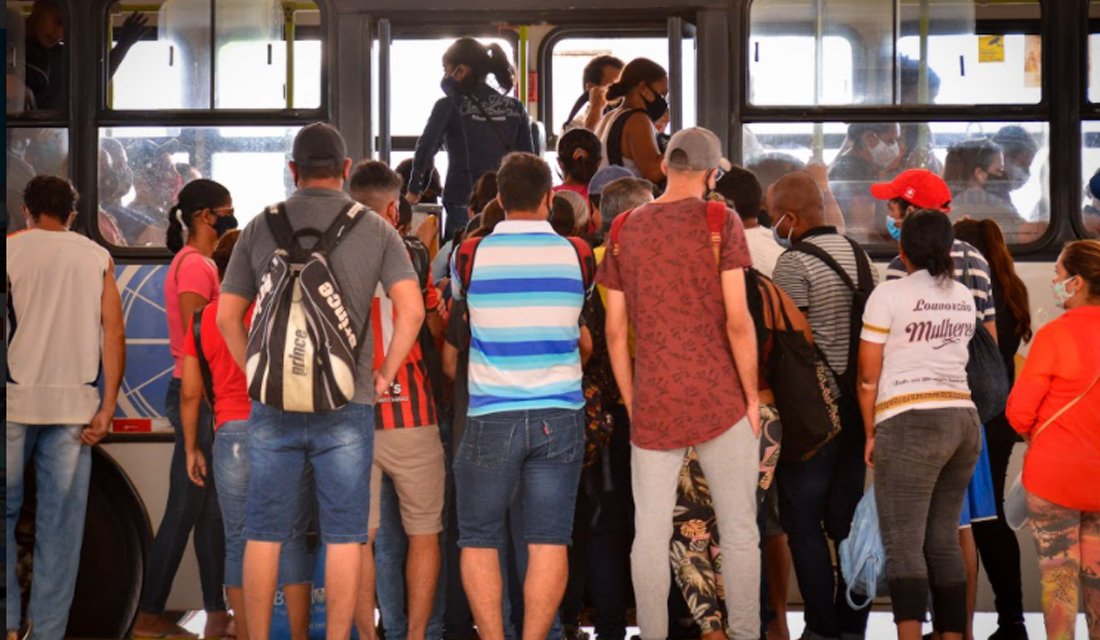 Decreto se mostra ineficaz para combater aglomerações em ônibus