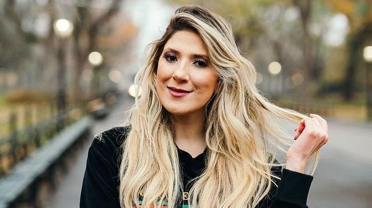 Dani Calabresa é pedida em casamento na Disney