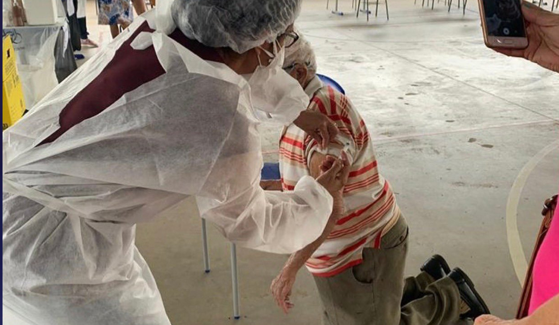 Idoso de 96 anos se ajoelha para tomar a 2ª dose da vacina em Goiânia