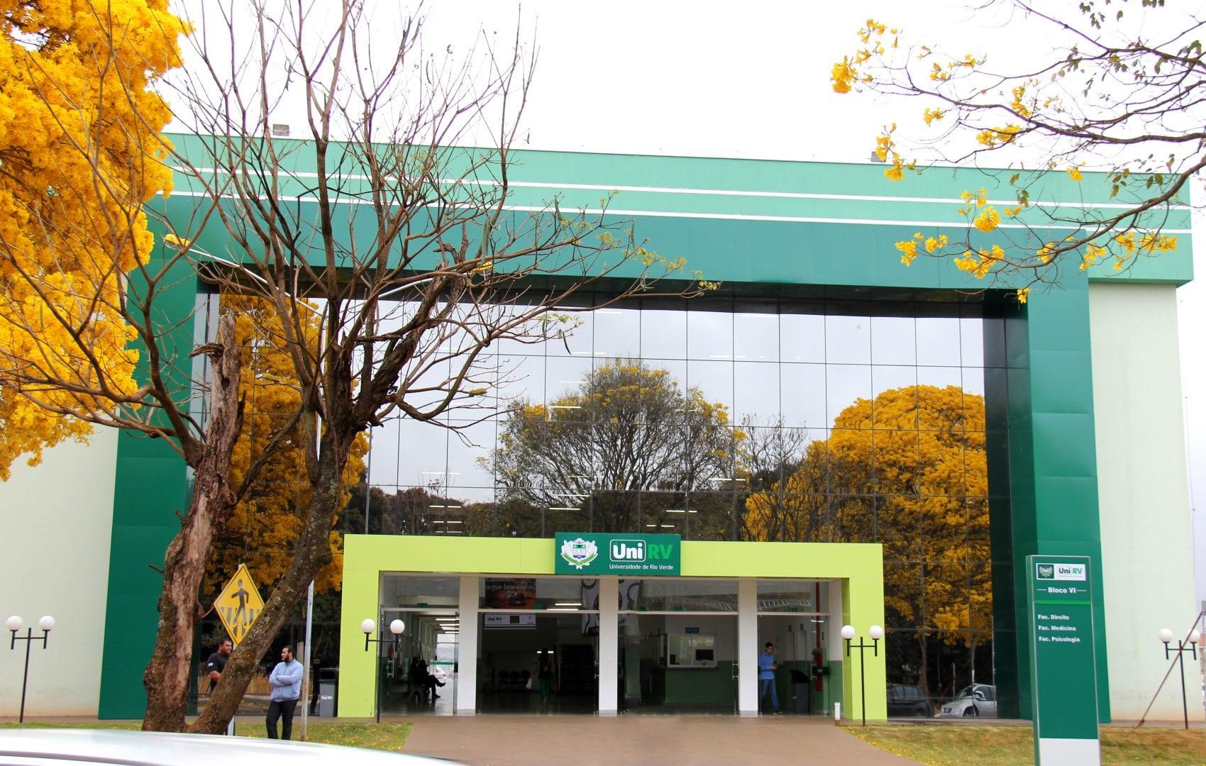 Estudantes de medicina acusam universidade de dificultar colação de grau, em Rio Verde