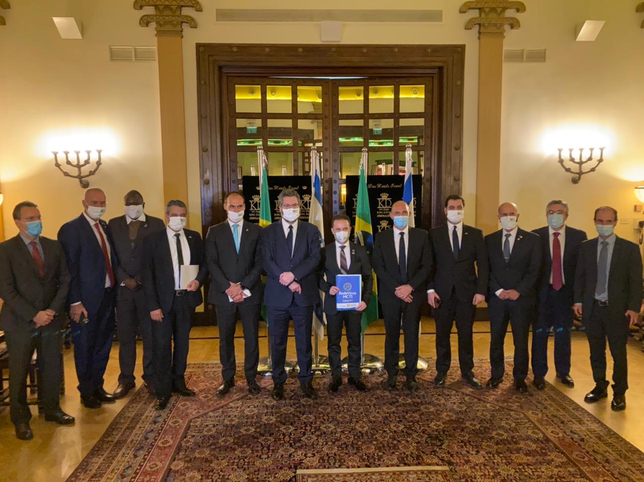 Spray nasal não é milagre sem supera vacina, diz médico israelense