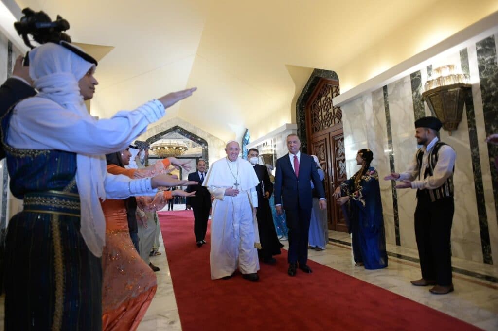 Papa Francisco deixa o Iraque após visita de três dias