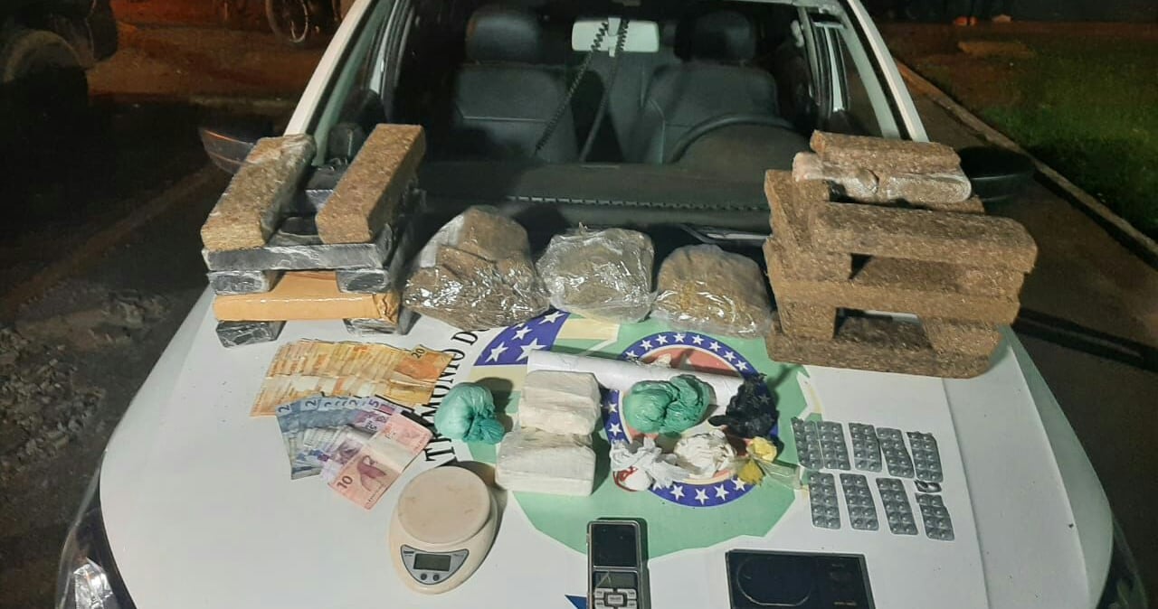 O suspeito tentou fugir da abordagem dos militares entrando em casa, mas acabou sendo revistado; na casa havia um forte cheiro de drogas